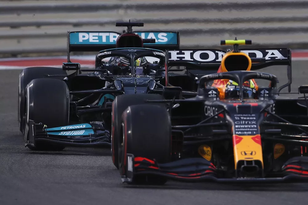 Sergio P&eacute;rez, Red Bull Racing RB16B, Lewis Hamilton, Mercedes W12