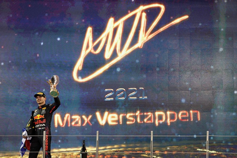 Le vainqueur et Champion du monde Max Verstappen, Red Bull Racing, soulève son trophée