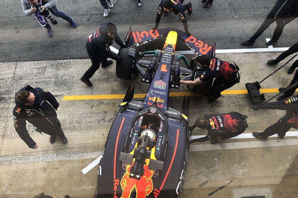 Max Verstappen in actie met nieuwe Red Bull tijdens F1-test Barcelona