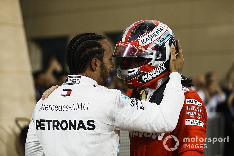 Leclerc recebe apoio de Hamilton e lamenta vitória perdida: "Não sei o que dizer"