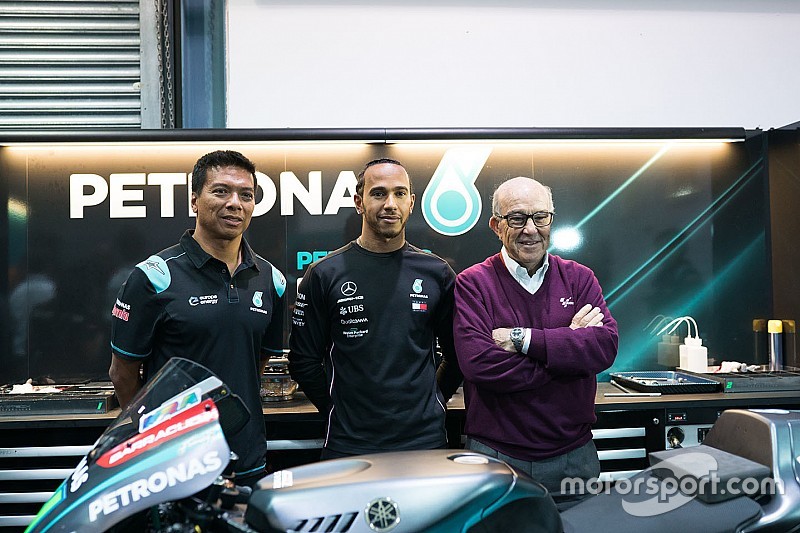 Hamilton: "Guidare una moto sulla stessa pista con Valentino sarebbe pazzesco!"