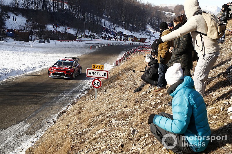 Sebastien Ogier se mantiene adelante, Loeb en tercero