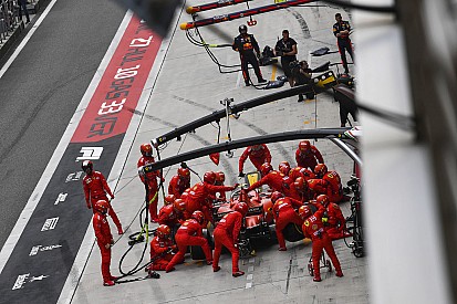 A szabályváltozásnak váratlan hatása van a Red Bull és a Ferrari bokszutcai munkájára