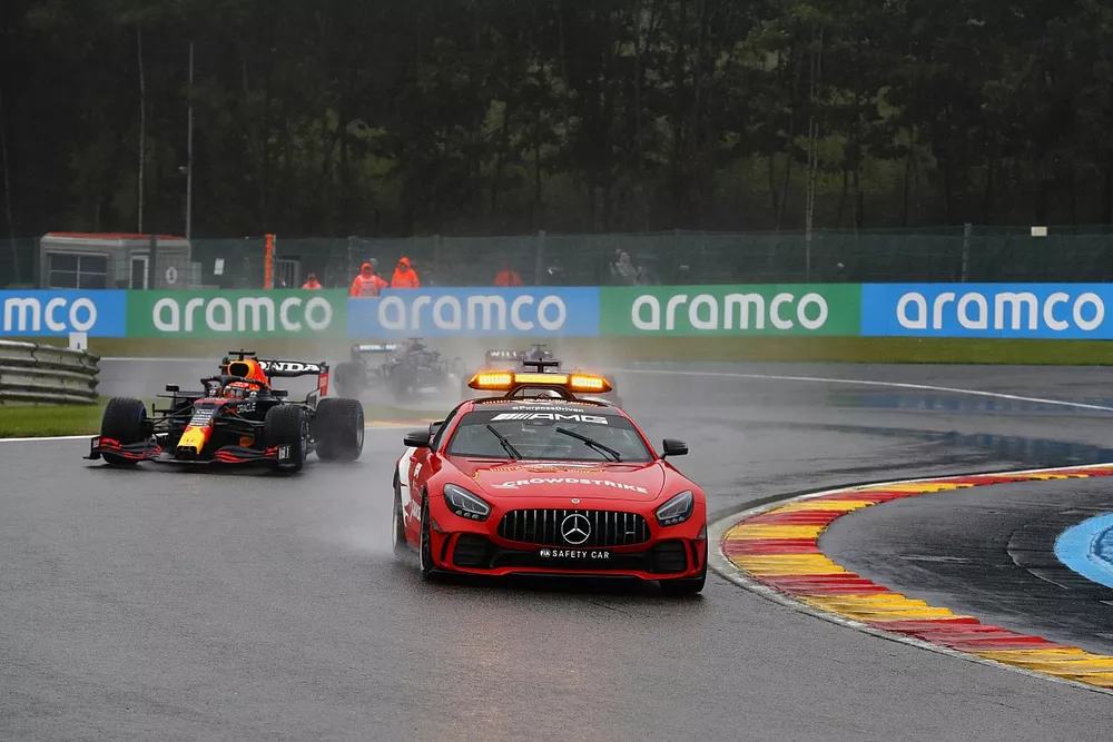 El Safety Car lidera a Max Verstappen, Red Bull Racing RB16B
