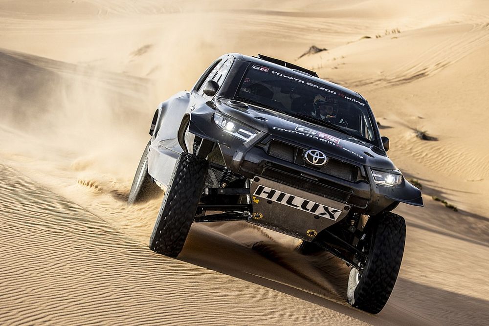 Toyota: ecco svelata la nuova Hilux per la Dakar 2022
