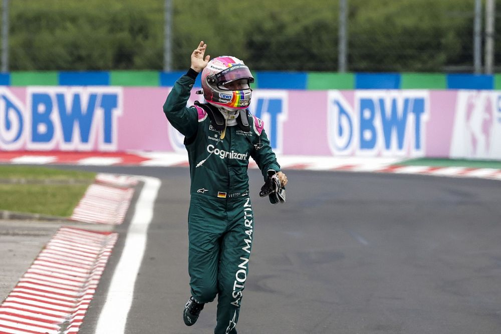 Sebastian Vettel, Aston Martin, secondo classificato, arriva al Parc Ferme