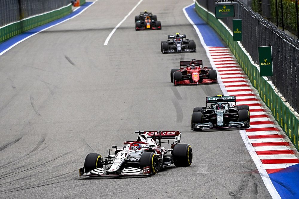 Kimi Raikkonen, Alfa Romeo Racing C41, Sebastian Vettel, Aston Martin AMR21, and Charles Leclerc, Ferrari SF21