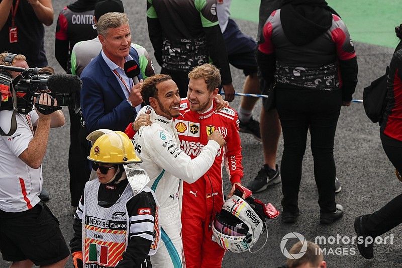 El rival del título Sebastian Vettel, Ferrari, ofrece sus felicitaciones al ganador del campeonato de pilotos Lewis Hamilton, Mercedes AMG F1