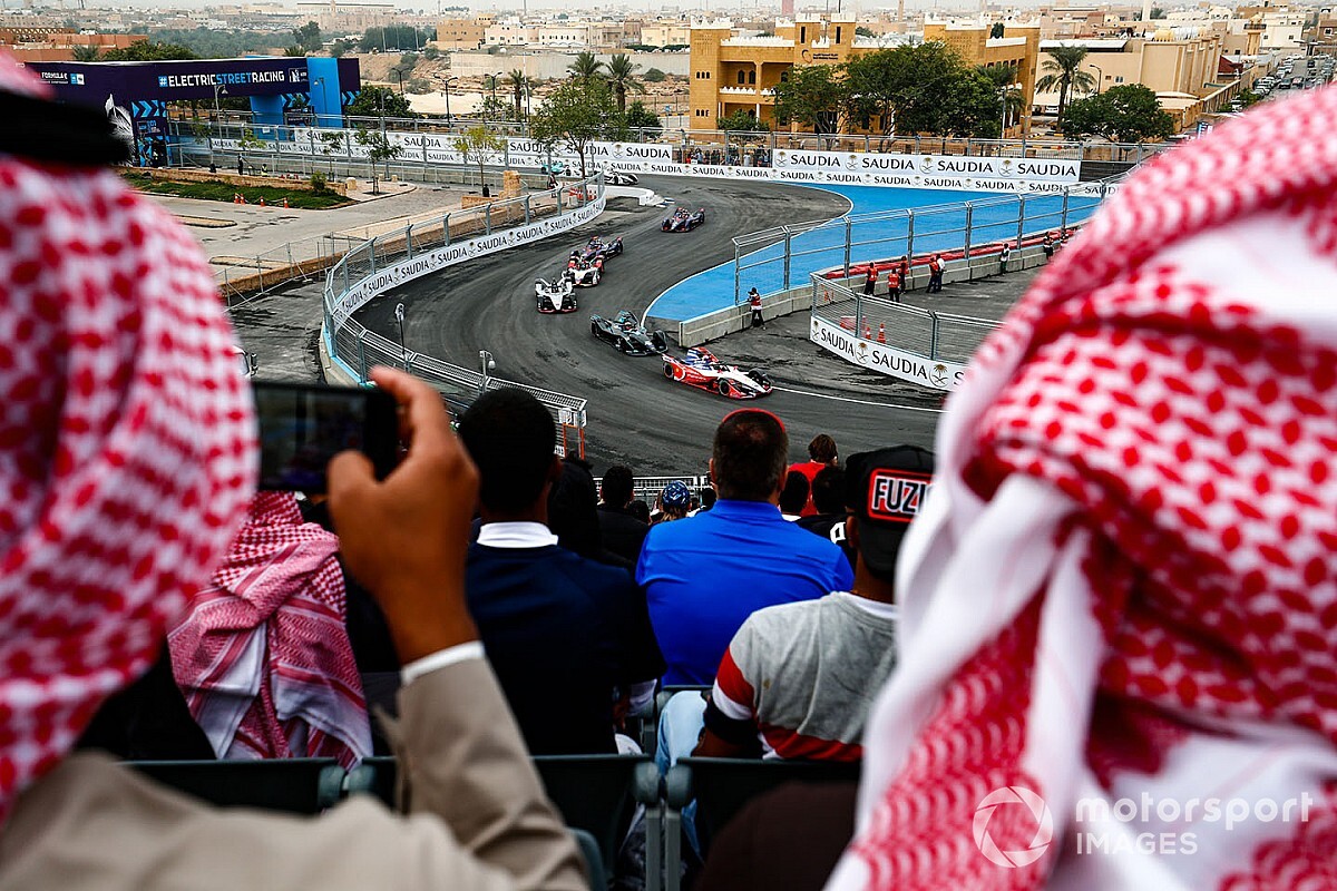 السعودية تتأهب لريادة العالم في رياضة السيارات... الجزء الأول