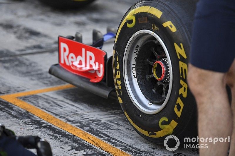 Un pneu Pirelli avant de la Scuderia Toro Rosso STR13