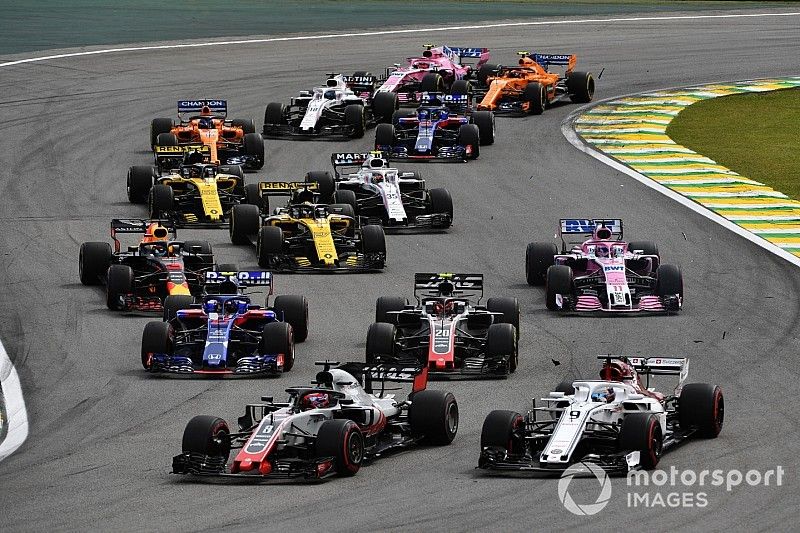 Marcus Ericsson, Sauber C37 and Romain Grosjean, Haas F1 Team VF-18 collide at the start of the race 