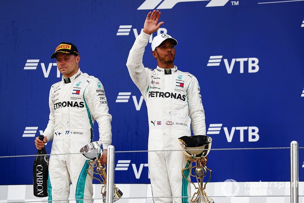 Tweede plaats Valtteri Bottas, Mercedes AMG F1 en winnaar Lewis Hamilton, Mercedes AMG F1 op het podium