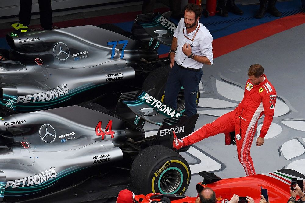 Sebastian Vettel, Ferrari, osserva la gomma posteriore Pirelli della monoposto di Lewis Hamilton, Mercedes-AMG F1 W09, nel parco chiuso