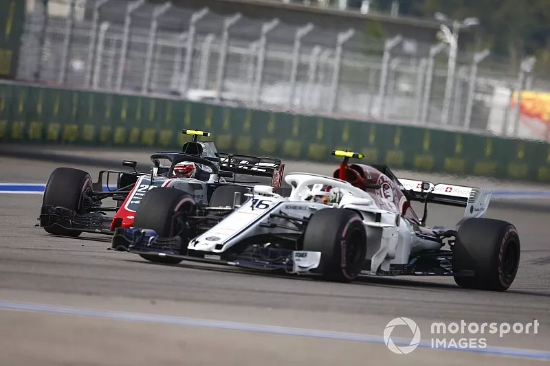 Charles Leclerc, Sauber C37, devant Kevin Magnussen, Haas F1 Team VF-18