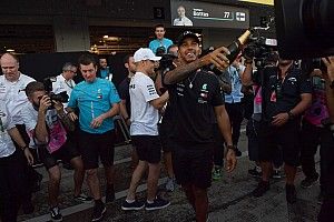 Hamilton káromkodva kommentálta Vettel újabb balesetét Japánban