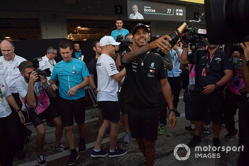 Hamilton káromkodva kommentálta Vettel újabb balesetét Japánban