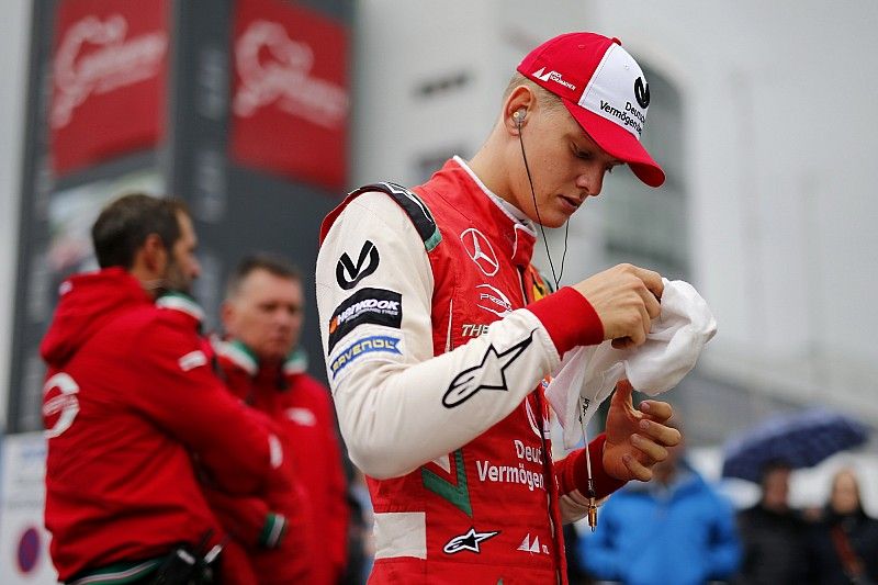 Mick Schumacher pide que se dejen de difundir fotos falsas de su niñez
