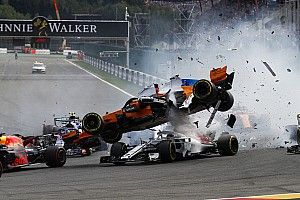 Whiting diz que pneu de Alonso poderia ter atingido Leclerc