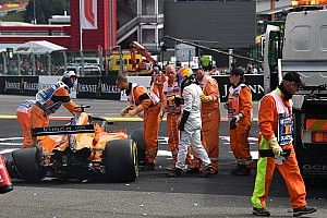 Alonso autóját teljesen át kellett építeni a baleset miatt, és fájdalmai voltak