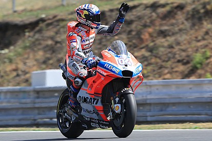 No apagar das luzes, Dovi tira pole de Márquez em Brno