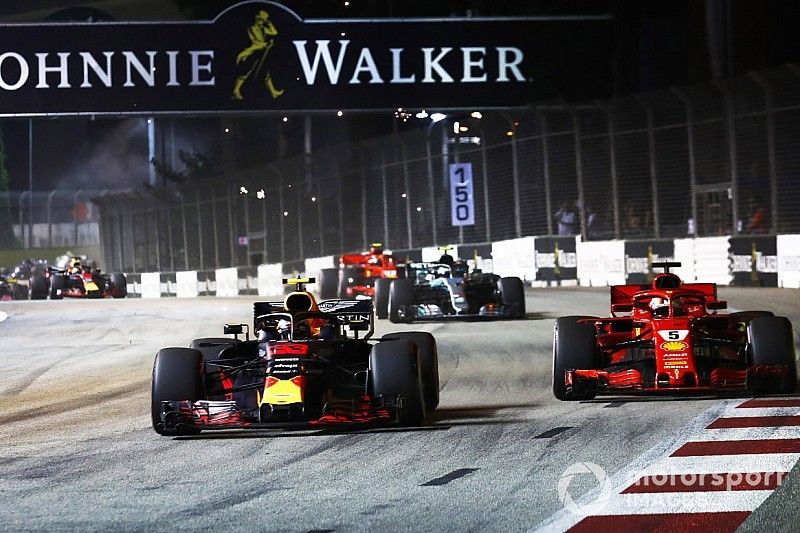 Max Verstappen, Red Bull Racing RB14, in gevecht met Sebastian Vettel, Ferrari SF71H, bij de start