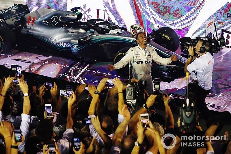 Lewis Hamilton, Mercedes AMG F1 W09 EQ Power+, celebra en Parc Ferme