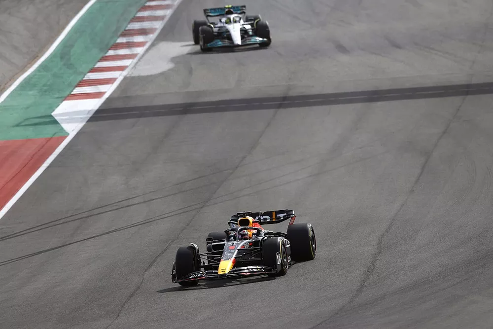 Max Verstappen, Red Bull Racing RB18, lidera a Sir Lewis Hamilton, Mercedes W13