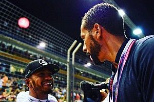 Lenda do futebol inglês vê tom racista em críticas de britânicos a Hamilton