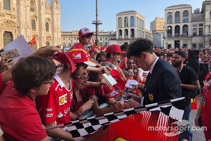 90 anni di Emozioni: 10 mila ferraristi in Piazza Duomo!