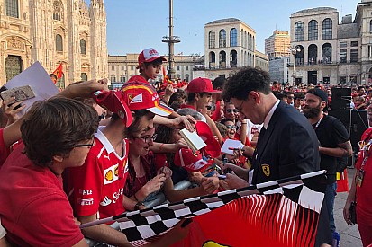 90 anni di Emozioni: 10 mila ferraristi in Piazza Duomo!
