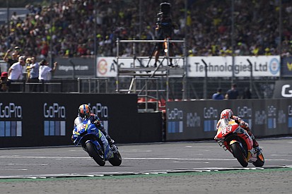 Rins verslaat Marquez op sensationele wijze in Britse GP