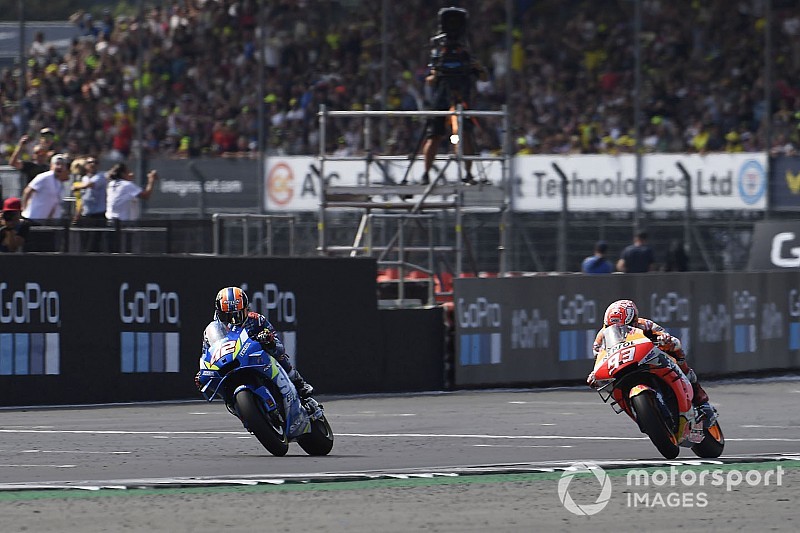 Rins verslaat Marquez op sensationele wijze in Britse GP