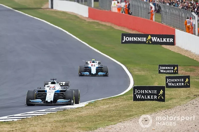 George Russell, Williams Racing FW42 precede Robert Kubica, Williams FW42 