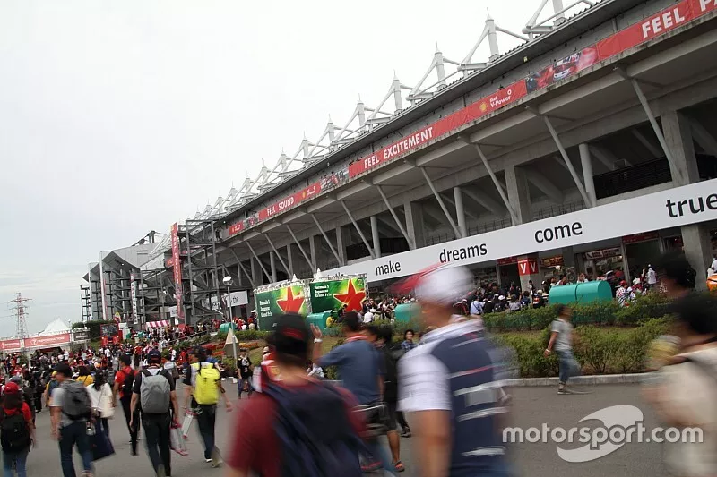 Fans salen del circuito de Suzuka