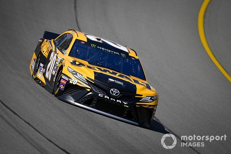 Erik Jones lidera la práctica final y Suárez toca el muro