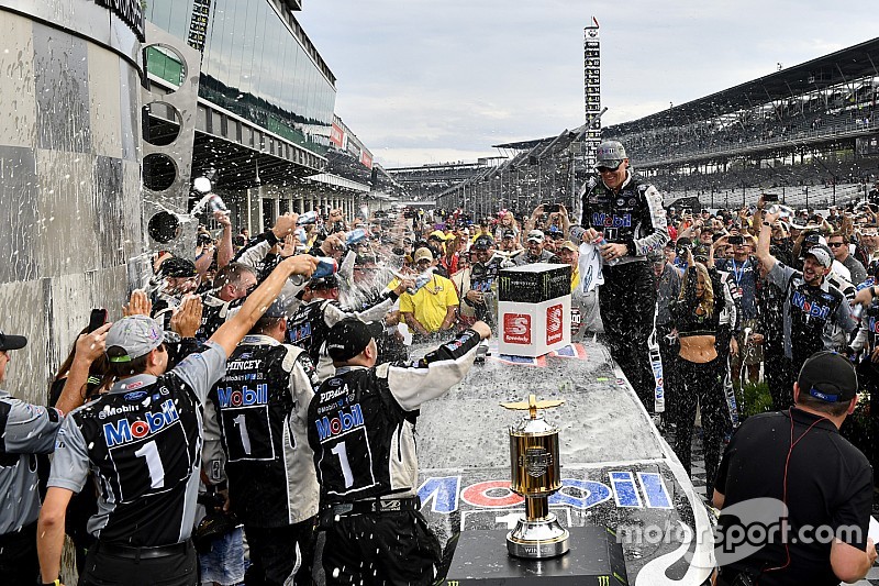 Harvick całował cegły