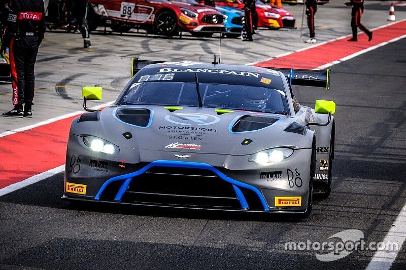 Aston Martin na czele