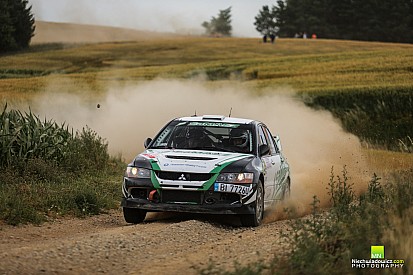 Stolarski i Dzienis obok podium