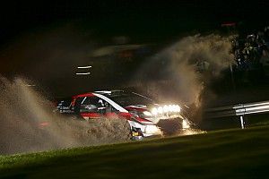 Tänak brille dans la nuit et prend la tête devant Ogier