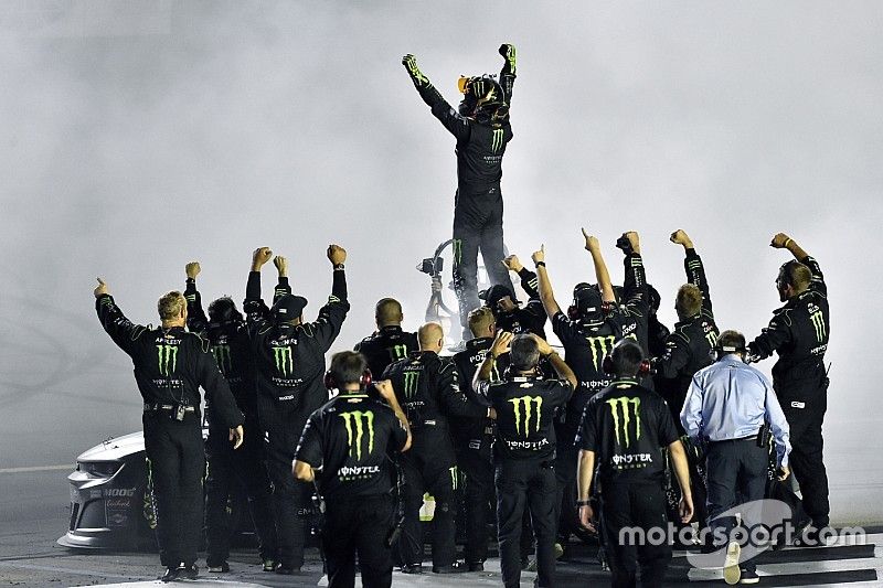 Kurt Busch vence a su hermano Kyle para ganar en Kentucky