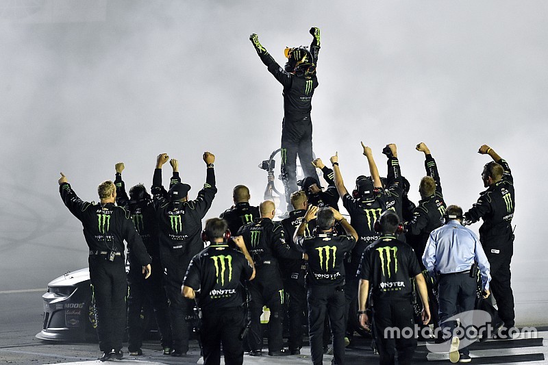 Kurt Busch vence a su hermano Kyle para ganar en Kentucky
