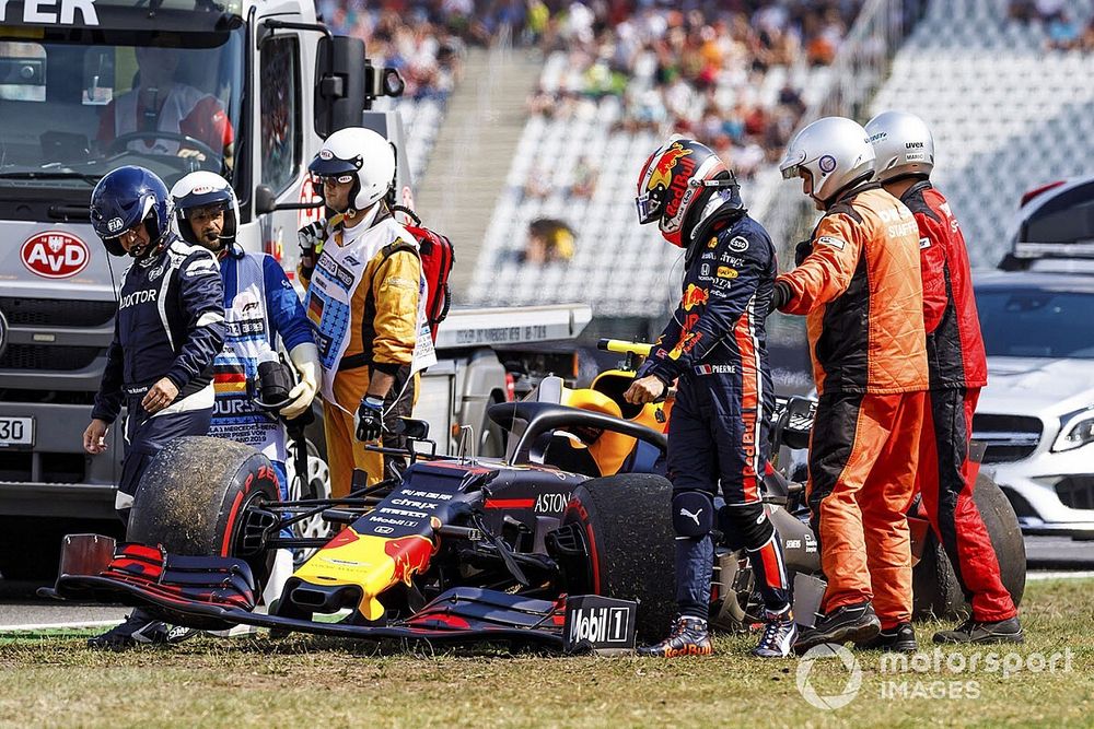 Les commissaires et les docteurs avec Pierre Gasly, Red Bull Racing RB15, après son crash