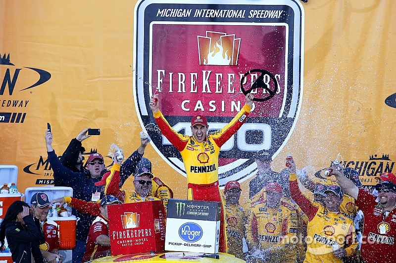 Logano dominował w Michigan