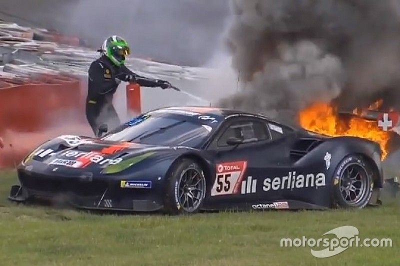VÍDEO: Ferrari pega fogo e causa pânico a piloto nas 24 Horas de Nurburgring