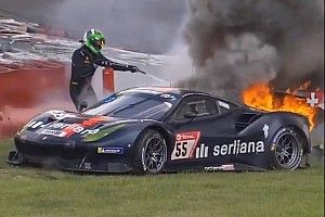 VÍDEO: Ferrari pega fogo e causa pânico a piloto nas 24 Horas de Nurburgring
