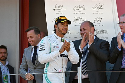 Garoto prestes a morrer por câncer ganha Mercedes e troféu de Hamilton do GP da Espanha de F1