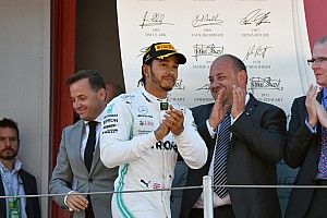 Garoto prestes a morrer por câncer ganha Mercedes e troféu de Hamilton do GP da Espanha de F1