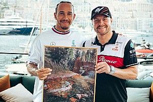 VIDEO: Bottas le regaló una edición especial de su trasero a Hamilton