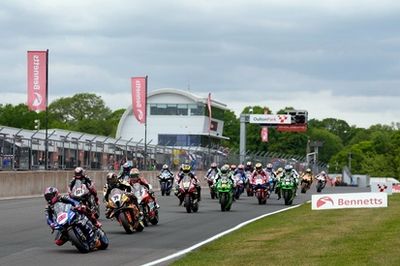 Tragedia en el SBK brit&aacute;nico: ca&iacute;da con 11 implicados y dos pilotos fallecidos