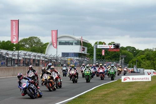 Tragedia en el SBK británico: caída con 11 implicados y dos pilotos fallecidos